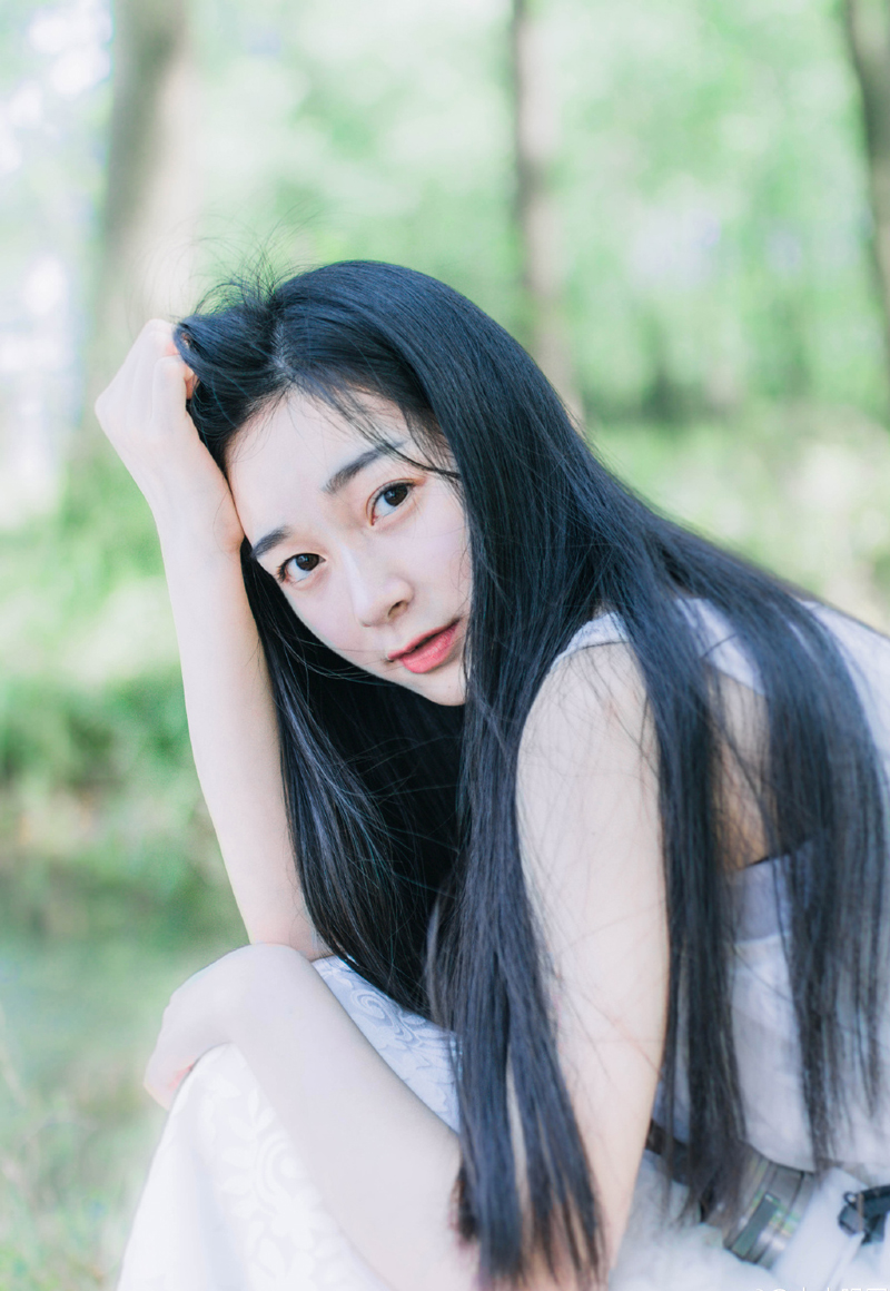 不过弩箭的威力也只能至此了，浑身杀气的荆州军汹涌的从木兽的掩护下涌出来，顶着箭雨和不断飞溅的鲜血，一鼓作气冲到城下，已经残破的攻城梯在随着一名名将士不断攀援而上，不断发出低沉的哀鸣，仿佛随时可能断裂一般，数十丈宽的城关便是战线的全部，无数荆州将士汹涌而上，带着浓稠的血腥气息冲上了城关，与城头的胡人兵马厮杀在一起。